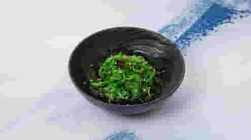 Блюдо Чука под ореховым соусом меню Галерея Суши Чука под ореховым соусом - Салаты - Галерея Суши, Бугульма